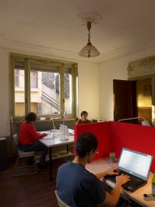 4 postes de travail, écrans acoustiques installés sur demande